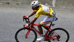 Egan Bernal rueda con el maillot amarillo de l&iacute;der durante una etapa de monta&ntilde;a del Tour del Porvenir 2017.