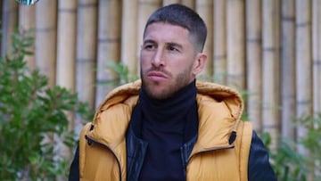 Sergio Ramos con uno de sus looks: chaleco plumas color mostaza con pantalones estilo escocés de color verde