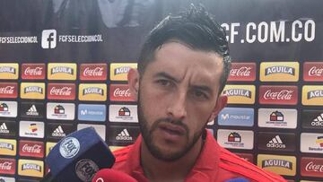 Camilo Vargas hablando con la prensa tras un entrenamiento con la Selección Colombia en Milanello