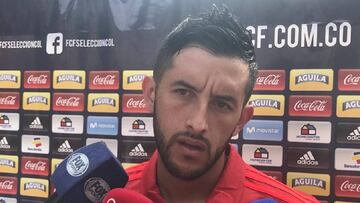 Camilo Vargas hablando con la prensa tras un entrenamiento con la Selecci&oacute;n Colombia en Milanello