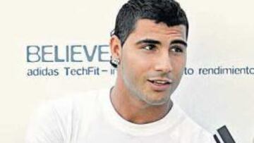 <b>DE BLANCO. </b>Quaresma podría jugar esta campaña junto a Pepe, su amigo y compañero en el Oporto.