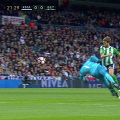 La salida de Keylor Navas que debió ser roja directa