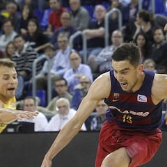 El Barcelona sobrevive a un gran Omic y mantiene el liderato