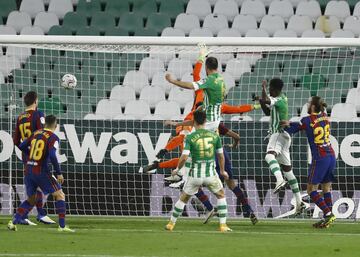 Víctor Ruiz marca el 2-2 para el Betis. 