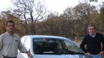 <b>MUY FELICES. </b>Carlos Sainz y Luis Moya, junto al Skoda Octavia que utilizaron para tomar notas de los tramos del rally. Mañana lo cambiarán por un Skoda Fabia WRC.