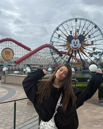Recientemente se fue a Estados Unidos donde acudi車 al festival de Coachella y despu谷s se fue a California donde acudi車 al primer Disneyland.