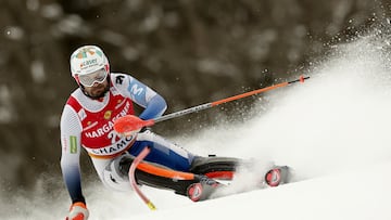 El español Joaquim Salarich en acción durante la primera ronda de la prueba masculina de eslalon en la estación de Chamonix, Francia.