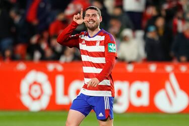 En el mejor momento inauguró su cuenta con el Granada. Sergio Ruiz anotó en el minuto 90 un gol vital para su equipo en la pelea por el ascenso directo, para vencer al Málaga que vendió cara su piel. Al centrocampista no le tembló el pulso, tras recibir la asistencia de Uzuni.