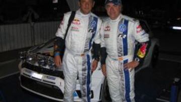 Luis Moya y Carlos Sainz junto al Volkswagen Polo WRC.