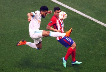 Jordan Amavi y Ángel Correa.