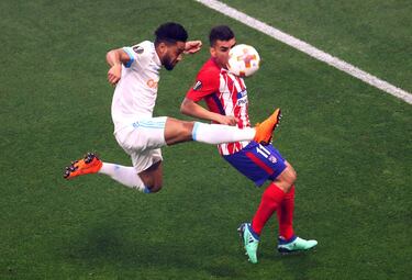 Jordan Amavi y Ángel Correa.