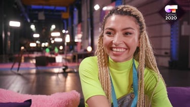 Amante de los animales, de hecho querría ser veterinaria si no se dedicara a la música. Trabajó en China en espectáculos con coches y motos, cree que tiene claustrofobia y desearía ir a una cena con Mozart o Einstein.