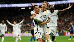 MADRID, 25/02/2024.- El centrocampista del Real Madrid Luka Modric (d) celebra con Lucas Vázquez tras marcar ante el Sevilla, durante el partido de Liga que Real Madrid y Sevilla FC disputan este domingo en el estadio Santiago Bernabéu. EFE/Javier Lizón