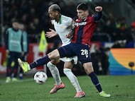 Bologna's Italian forward #28 Nicolo Cambiaghi fights for the ball with Roma's Brazilian defender #43 Wesley during the Europa League, last 16 first leg football match between Bologna and Roma at the Renato Dall'Ara stadium in Bologna on March 12, 2025. (Photo by Filippo MONTEFORTE / AFP)