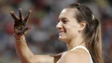 <b>LA ZARINA. </b>Isinbayeva saluda a los aficionados en una reunión.