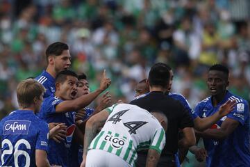 Millonarios volvió a vencer a Nacional en el Atanasio Girardot luego de 10 años. Victoria 1-3 en el cierre del todos contra todos para ser cabeza de serie de cuadrangulares junto al Verdolaga.