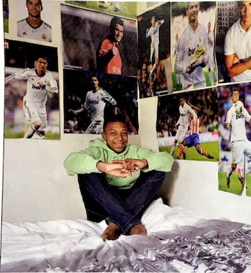 Otra fotografía de su famosa serie posando junto a numerosos pósteres de Cristiano Ronaldo.