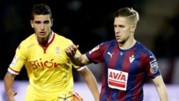 "Keko" trata de controlar el esférico.