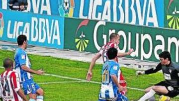 <b>A BALÓN PARADO. </b>Heitinga marca el último gol de estrategia del Atlético ante el Málaga.