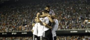 Los jugadores del Valencia celebran el segundo gol ante el Córdoba, durante el partido de la quinta jornada de Liga en Primera División que disputan esta noche en el estadio de Mestalla, en Valencia.