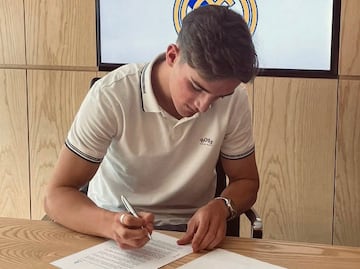 Sergio Mestre firma su contrato con el Real Madrid.