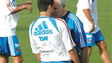 <b>ENCARADO. </b>Después, el técnico dedicó a Reyes un mírame a los ojitos, como hizo con Romario.