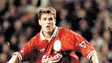 <b><b>QUEDÓ ENAMORADO DE ANFIELD</b> Michael Owen tenía todas las papeletas para jugar en el Everton. Su padre, hincha del eterno rival del Liverpool, quiso que su hijo vistiese los colores de los toffees. Sin embargo, después de visitar los campos de entrenamiento del propio Everton, Tottenham, Arsenal, Manchester United y Chelsea, Owen quedó totalmente seducido por la leyenda que rodea al Liverpool. No sólo le gustaron sus instalaciones y su estadio (Anfield Road), sino también el ambiente que había entre los jovenes y el romanticismo de la afición del Liverpool, con el himno You will never walk alone (Nunca caminarás solo) como bandera.
