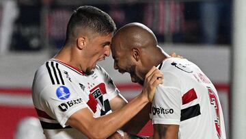 Sao Paulo's Brazilian midfielder Patrick (R) celebrates with his teammate Brazilian midfielder Pablo Maia after scoring against Atletico Goianiense during the Copa Sudamericana football tournament all-Brazilian semifinal second leg match between Sao Paulo and Atletico Goianiense, at the Morumbi stadium, in Sao Paulo, Brazil, on September 8, 2022. (Photo by NELSON ALMEIDA / AFP)