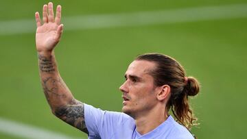 Antoine Griezmann salta al campo como jugador del FC Barcelona antes de un partido amistoso.