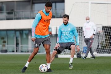 Varane y Nacho, durante el último entrenamiento del Madrid.