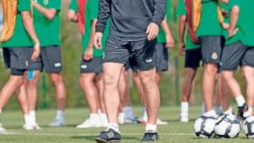 <b>LE DA VUELTAS. </b>Los goles encajados de estrategia han hecho al técnico racinguista meditar sobre el sistema a utilizar frente al Valencia.