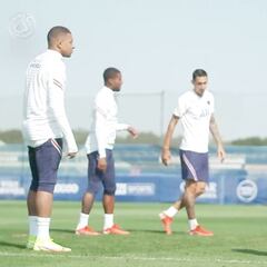 Mbappé, muy serio durante los rondos del PSG...