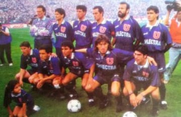 U.de Chile campeón 1994, tras 25 años. Arriba de izquierda a derecha: Sergio Bernabé Vargas, Ronald Fuentes, Cristián Castañeda, Luis Musrri, Rogelio Delgado y Juan Carlos Ibáñez. Abajo: Fabián Guevara, Patricio Mardones, Esteban Valencia, Raúl Aredes y Marcelo Salas.