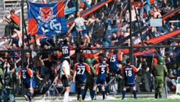 Postal 2001. Diego Rivarola celebra en la reja su gol, en la &uacute;ltima victoria de la U sobre Colo Colo en el Monumental.