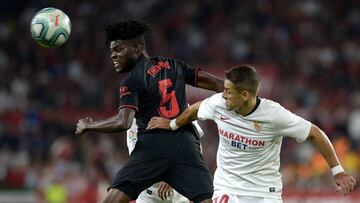 Thomas cabecea ante Chicharito durante el Sevilla-Atlético.