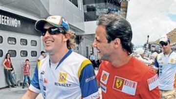 <b>SONRISAS. </b>Alonso y Massa charlan como amigos con Nelsinho, motivo de disputa, al fondo.
