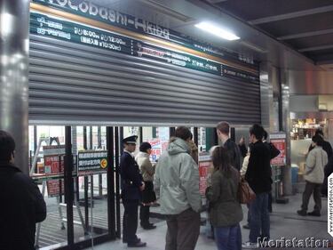 Miles de japoneses hacen cola ordenadamente para comprar Wii