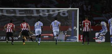 0-1. Mikel Oyarzabal marcó de penalti el primer gol.