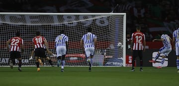 0-1. Mikel Oyarzabal marcó de penalti el primer gol.