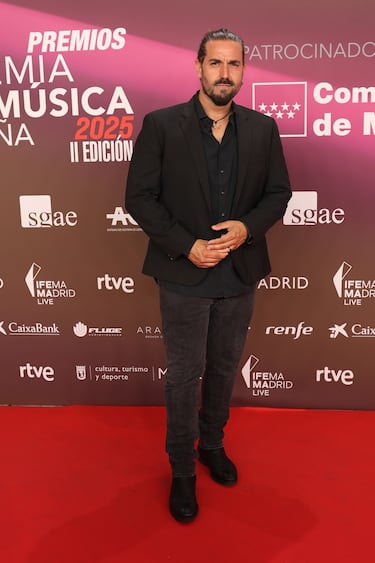 Andrés Suárez en la alfombra roja de los Premios de la Academia de la Música de España.
