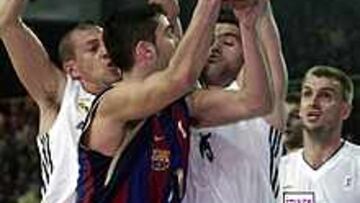 <b>REVULSIVO. </b>La defensa madridista no logró desactivar a La Bomba Navarro, que lanzó al Barcelona.