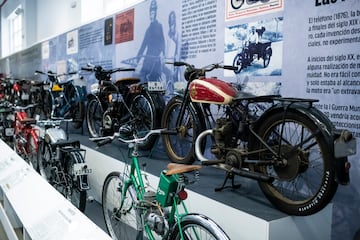 Las motos pioneras de la colección. Arriba a la izquierda, Fusté 250 Turismo (1927) y Patria 175 Sport, a la derecha.