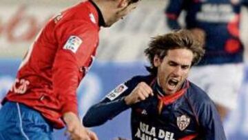 <b>PELEA. </b>Corona lucha por un balón y es entrado desde atrás por Barkero.