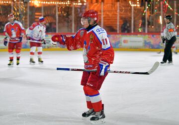 El presidente ruso, participó de un partido de hockey hielo que ya se está convirtiendo en un evento tradicional en las fechas cercanas a la navidad, en la Plaza Roja de Moscú, con la intención de fomentar el interés por el deporte amateur. Estuvo acompañado por otros políticos como el ministro de defensa y algunos empresarios, además de ex jugadores profesionales.