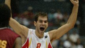 <b>DIRECTOR DE ORQUESTA.</b> Calderón, base de los Toronto Raptors, está manejando el juego del equipo español a la perfección.