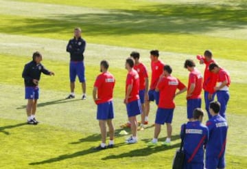 En diciembre de 2015, Simeone llega a los 150 partidos de Liga dirigiendo al Atleti con mejores números que los otros dos técnicos que llegaron a esa cantidad de encuentros: Ricardo Zamora y Luis Aragonés. El equipo finalizó la primera vuelta de la Liga como líder y siendo el equipo menos goleado del campeonato