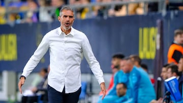 Gaizka Garitano en el banquillo del Nuevo Mirandilla.