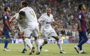 14-08-2011. El Real Madrid y el Barcelona empataron a dos en el partido de ida de la Supercopa de España 2011. Özil adelantó a los blancos en el minuto 12 y el Barcelona empató en el 35 con un gol de Villa. Diez minutos después Messi logró el 1-2 y Xabi Alonso marcó el 2-2 definitivo en el 54.