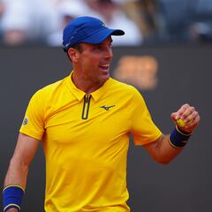 Bautista debuta con fuerza y se cita con Paul en Roma