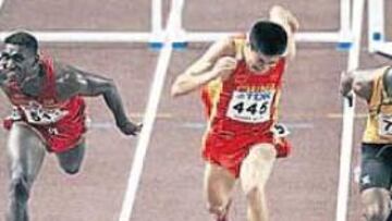 <b>GRAN CARRERA. </b>Quiñónez (izq.). en la meta junto al chino Shi Dongpeng y al jamaicano Wingnall.